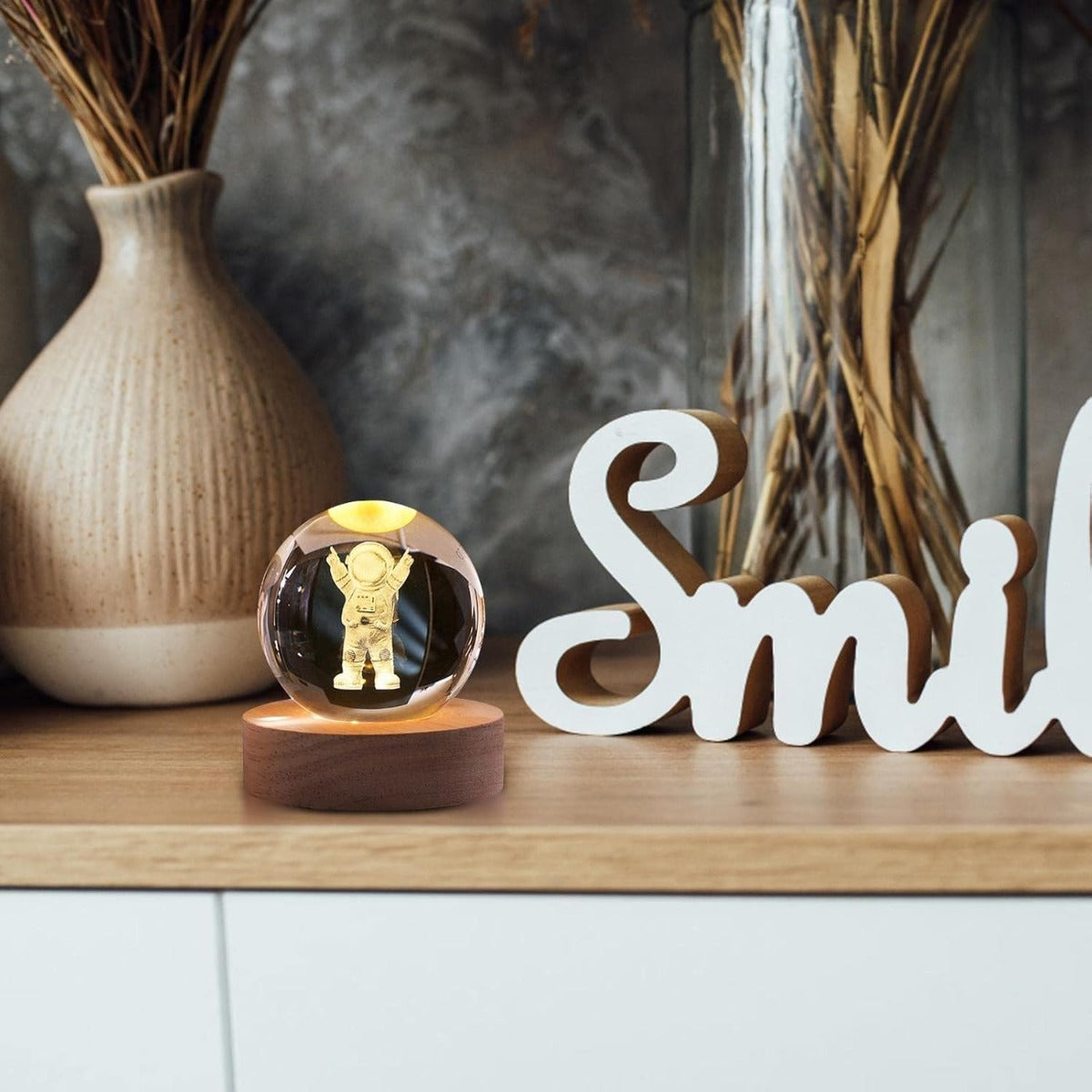 Lampada Notturna 3D a Forma di Sfera di Cristallo  Astronauta con Base in Legno e LED