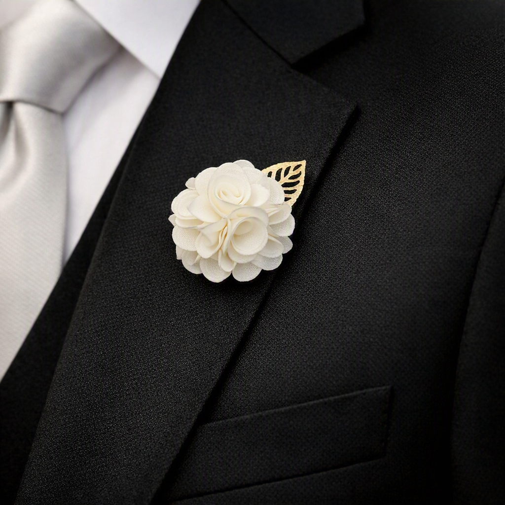 Spilla da Giacca Bottega del Sarto – Fiore Bianco con Foglia Dorata
