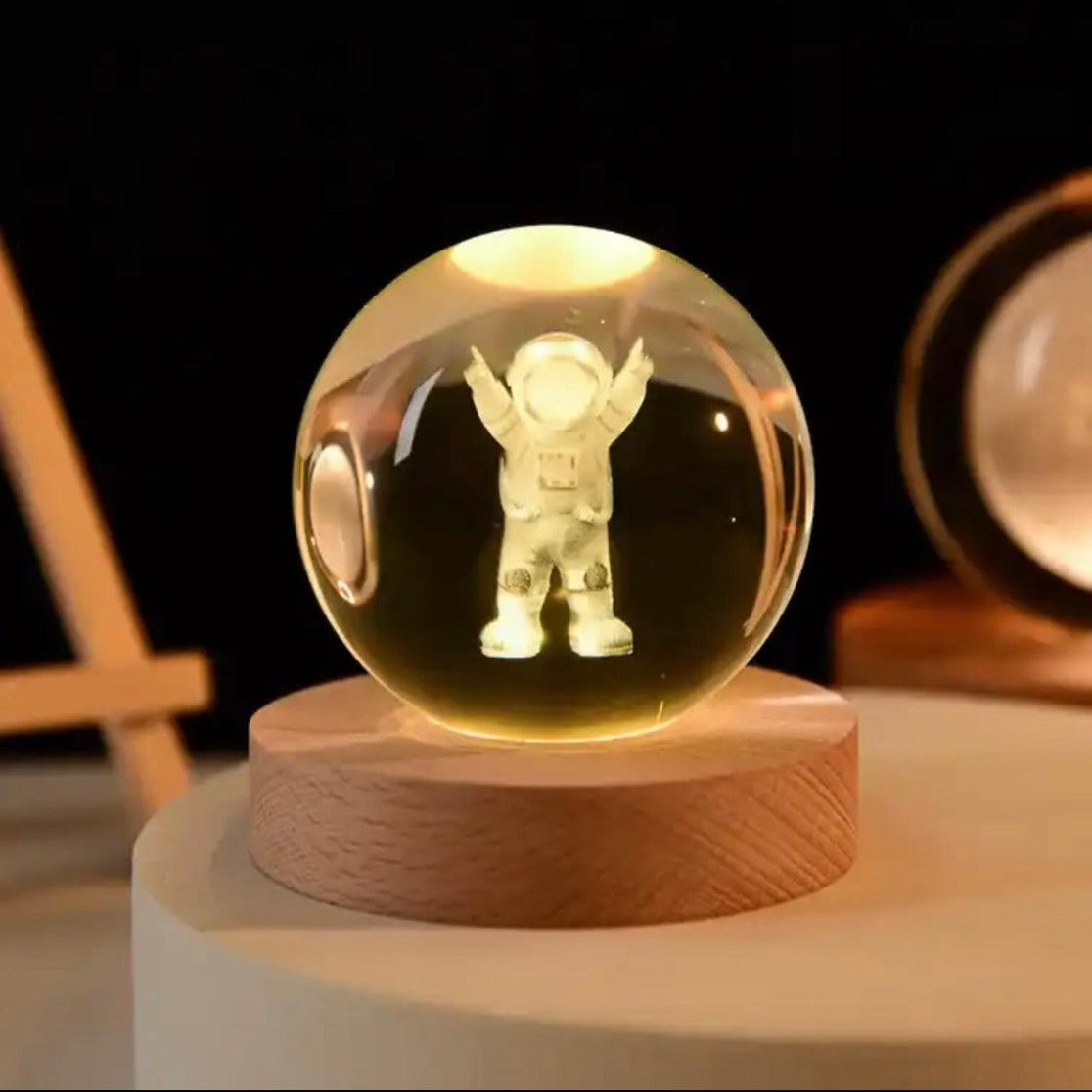 Lampada Notturna 3D a Forma di Sfera di Cristallo  Astronauta con Base in Legno e LED